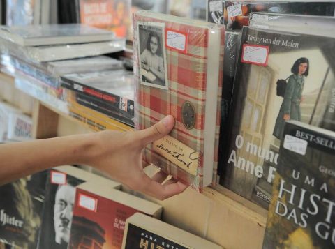 A tradicional e popular Feira de Livros, realizada de forma itinerante em várias praças da cidade do Rio de Janeiro, está comemorando 60 anos, com uma edição especial no Largo da Carioca (Fernando Frazão/Agência Brasil)