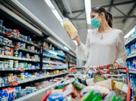 mulher ao supermercado